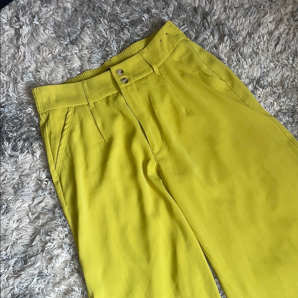 Yellow-ish Pants 👖